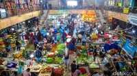 Meski tergolong cukup tinggi, permintaan tetap stabil karena daging sapi menjadi bahan utama dalam berbagai masakan khas Lebaran. Banyak warga mengaku tetap membeli meski harus menyesuaikan jumlah dengan anggaran yang dimiliki.