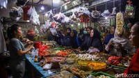 Selain itu, bumbu dapur juga menjadi incaran utama untuk memasak hidangan khas Lebaran seperti rendang dan semur. Aktivitas tawar-menawar antara pedagang dan pembeli pun mewarnai suasana pasar yang semakin hidup.