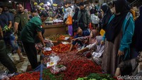 Tradisi belanja menjelang Hari Raya Idulfitri menjadi momen penting bagi masyarakat untuk menyiapkan hidangan spesial bersama keluarga. Beragam kebutuhan pokok tampak diburu warga, mulai dari daging sapi, ayam, hingga aneka unggas seperti entok dan ayam kampung.