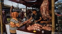 Harga daging sapi di Pasar Babelan tercatat berada di angka Rp165.000 per kilogram.