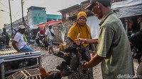 Para pedagang pun berharap momentum ini dapat meningkatkan pendapatan mereka. Lonjakan pembeli menjelang Lebaran menjadi kesempatan yang dinanti setiap tahun. Keramaian di Pasar Babelan mencerminkan semangat masyarakat dalam menyambut hari kemenangan dengan penuh suka cita dan kebersamaan.