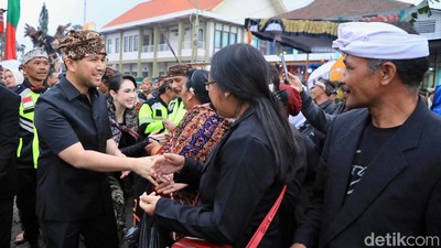 Momen Wagub Emil Bersama Arumi Bachsin Hadiri Perayaan Nyepi di Tosari