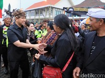 Momen Wagub Emil Bersama Arumi Bachsin Hadiri Perayaan Nyepi di Tosari