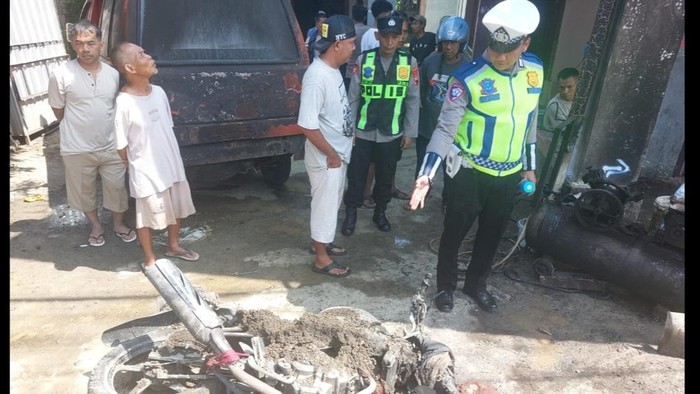 Motor yang terbakar akibat tabrak rak bensin eceran di Kajen, Pekalongan.