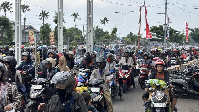 Ribuan pemotor di Jembatan Suramadu yang hendak mudik ke Madura