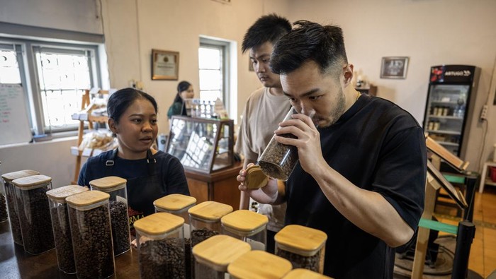 Pengunjung menikmati kopi di Dharma Boutique Roastery, Wotgandul Barat, Kranggan, Semarang, Jawa Tengah, Kamis (19/3/2026). Bangunan yang sebelumnya merupakan pabrik kopi Koffie Branderij Margo Redjo yang berdiri sejak 1915 dan berjaya pada 1929 di masa kolonial Belanda tersebut dapat menjadi salah satu pilihan oleh-oleh kopi di Semarang yang menjual beragam jenis dari berbagai daerah di Indonesia. ANTARA FOTO/Bayu Pratama S/wsj.