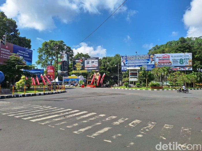 Suasana simpang empat Jalan Pejanggik, Kota Mataram, yang terlihat lengang.