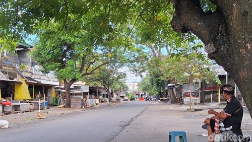 Sejumlah pecalang terlihat berjaga di Lingkungan Cilinaya, Jalan Yudistira, Cakranegara, Mataram, Kamis (19/3/2026).
