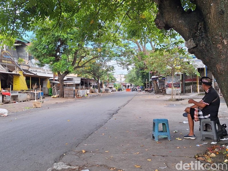 Sejumlah pecalang terlihat berjaga di Lingkungan Cilinaya, Jalan Yudistira, Cakranegara, Mataram, Kamis (19/3/2026).
