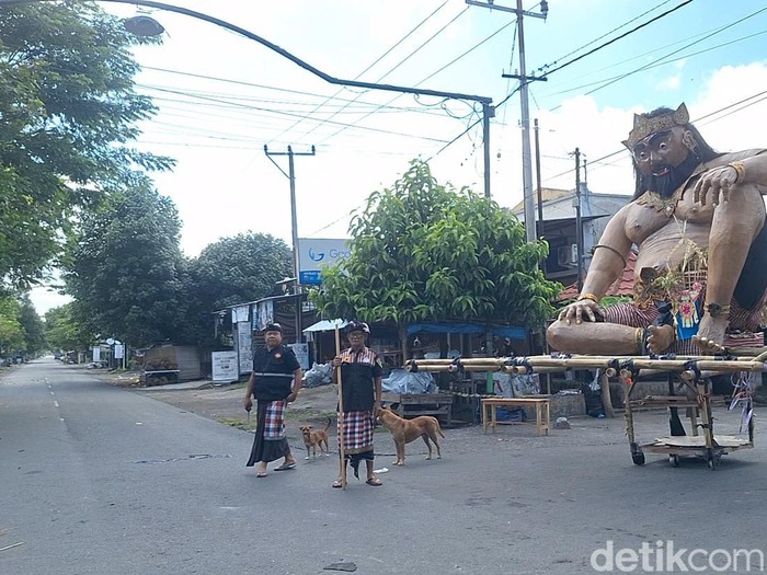 Sejumlah pecalang terlihat berjaga di Lingkungan Banjar Mantri, Cakranegara Barat, Kota Mataram, Kamis (19/3/2026).