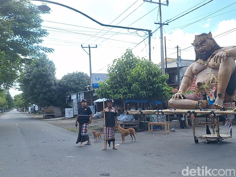 Sejumlah pecalang terlihat berjaga di Lingkungan Banjar Mantri, Cakranegara Barat, Kota Mataram, Kamis (19/3/2026).