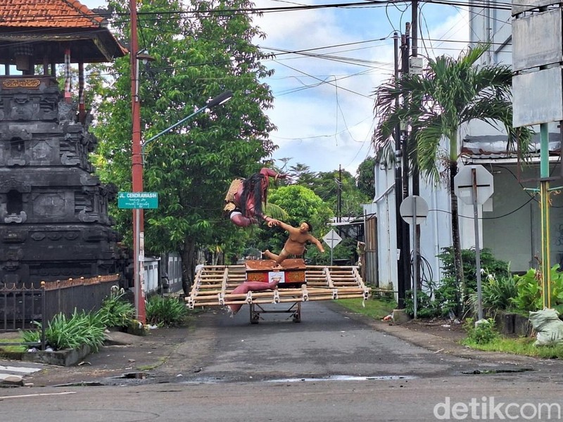 Suasana ruas jalan di Lingkungan Karang Sampalan, Jalan Cendrawasih, Cakranegara Barat, Kota Mataram, NTB, Kamis (19/3/2026).