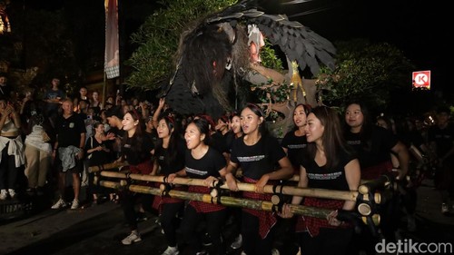 Puluhan teruni  STT Putra Sesana Ubud Kelod saat mengarak ogoh-ogoh manusia setengah gagak di Ubud, Rabu (19/3/2026).