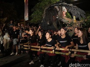 Ketika Puluhan Wanita Mengarak Ogoh-ogoh Manusia Setengah Gagak