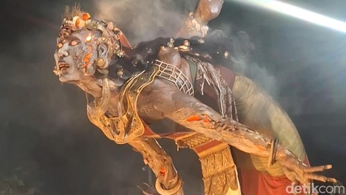 Ogoh-ogoh Sapa Warang dari ST. Gemeh Indah muncul di kawasan Patung Catur Muka, Denpasar, Kamis (19/3/2026). (Fabiola Dianira)