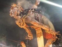 Sorak-sorai Mendadak Hening Kala Sapa Warang Tiba di Catur Muka