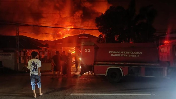 Pabrik cat dan thinner PT Warnatama Cemerlang di Gresik kebakaran.