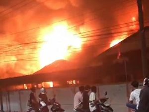Diwarnai Ledakan Beruntun, Pabrik Cat-Tiner di Gresik Terbakar Hebat