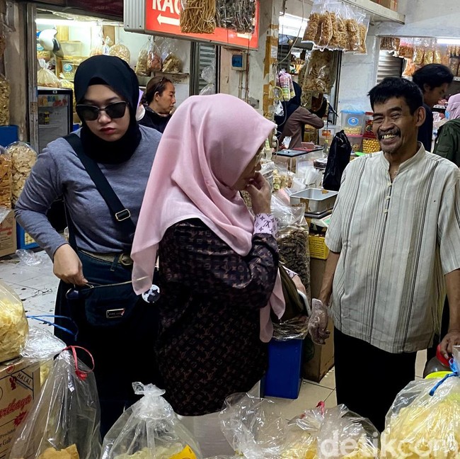 Suasana di Pasar Kosambi Bandung H-2 Lebaran 2026