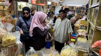 Tak hanya kebutuhan pokok, banyak juga warga yang membeli oleh-oleh khas Bandung di Pasar Kosambi.