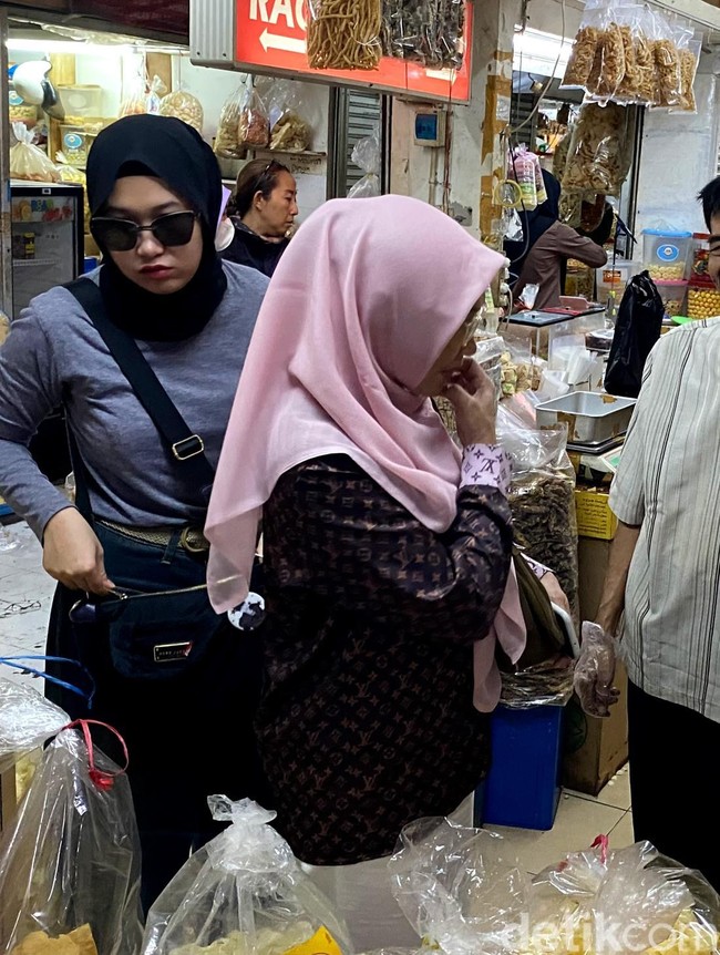 Suasana di Pasar Kosambi Bandung H-2 Lebaran 2026