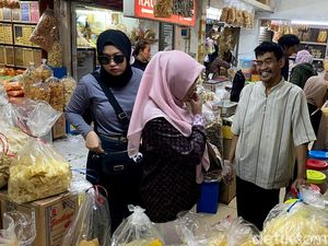 Suasana di Pasar Kosambi Bandung H-2 Lebaran 2026