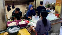 Lapak penjual santan kelapa juga banyak didatangi warga. Seperti diketahui, banyak warga lebih memilih kelapa giling dadakan dibandingkan santan kemasan.