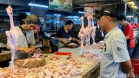 Untuk lapak daging ayam, hanya tinggal beberapa lapak saja yang berjualan. Sisanya ada yang sudah habis ayamnya sejak pagi hari.
