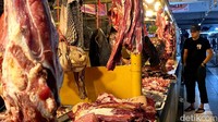Lapak daging sapi, tak seramai seperti hari-hari sebelumnya.