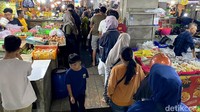 Warga rela antre, demi membeli bumbu untuk masakan yang akan dihidangkan saat Lebaran.