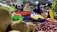 Beda dengan beberapa hari sebelumnya, lapak penjual sayur dan bumbu banyak didatangi warga.
