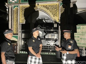 Gelap Gulitanya Pecalang Berpatroli, Tarawih Selesai Sebelum Pukul 21.00