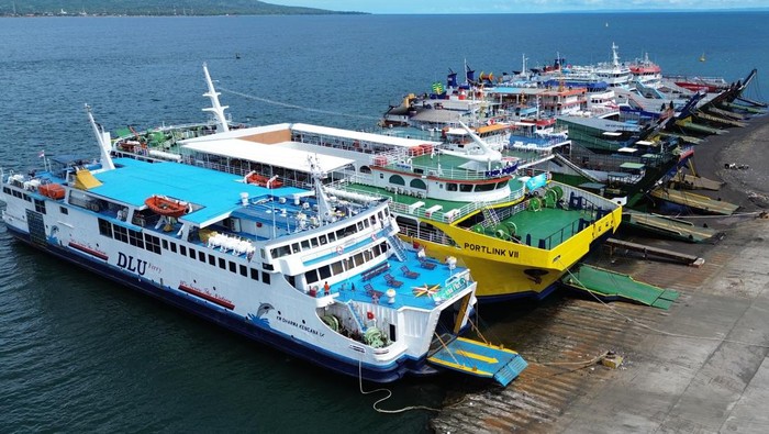 Foto udara sejumlah kapal bersandar di Dermaga Bulusan, Pelabuhan Ketapang, Banyuwangi, Jawa Timur, Kamis (19/3/2026). Layanan penyeberangan Pelabuhan Ketapang-Gilimanuk ditutup sementara untuk menghormati perayaan Hari Raya Nyepi umat Hindu di Pulau Bali dan akan dibuka kembali pada Jumat 20 Maret 2026 pukul 05.00 WIB. ANTARA FOTO/Budi Candra Setya/wsj.