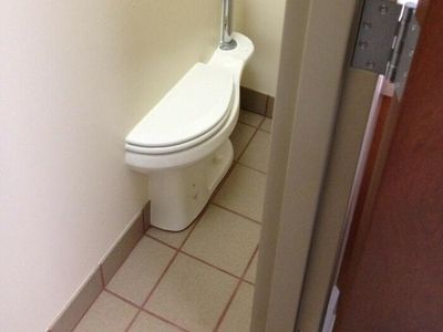 Pemasangan toilet yang aneh.