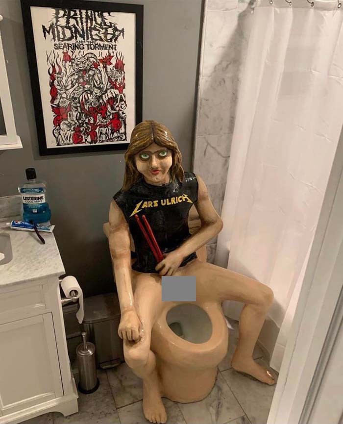 Pemasangan toilet yang aneh.