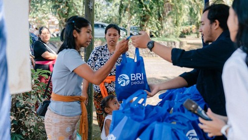 Pemberian bantuan 2 ribu paket sembako di Desa Angseri dan Sari Mekar, Bali, beberapa waktu lalu. Penyaluran santunan itu untuk memperingati Hari Raya Nyepi Tahun Baru Saka 1948.