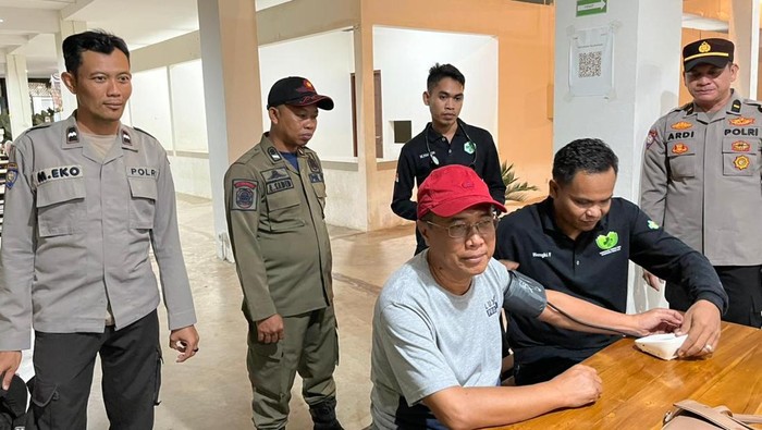 Pemudik memanfaatkan layanan kesehatan gratis yakni cek tensi darah di Posyan Operasi Ketupat Musi 2026 Km 56B Tol Indralaya-Prabumulih, Sumsel.