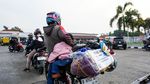 Pemudik Motor Padati SPBU Subang, Antre Isi BBM dan Beristirahat