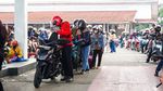 Pemudik Motor Padati SPBU Subang, Antre Isi BBM dan Beristirahat