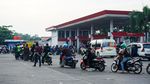 Pemudik Motor Padati SPBU Subang, Antre Isi BBM dan Beristirahat