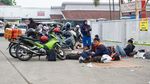 Pemudik Motor Padati SPBU Subang, Antre Isi BBM dan Beristirahat