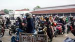 Pemudik Motor Padati SPBU Subang, Antre Isi BBM dan Beristirahat
