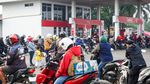 Pemudik Motor Padati SPBU Subang, Antre Isi BBM dan Beristirahat