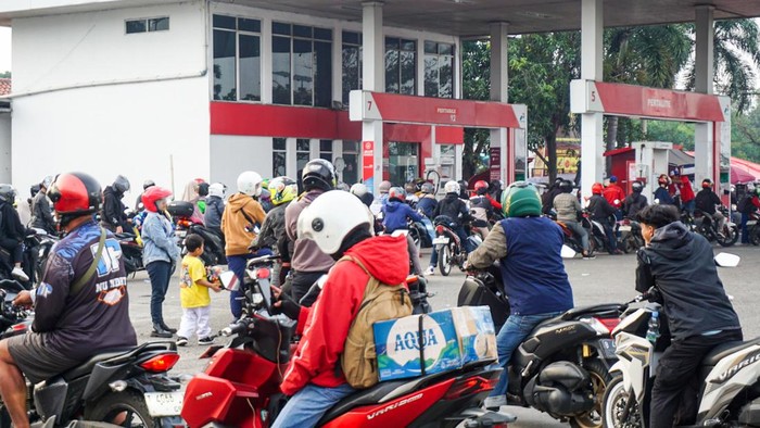 Lonjakan arus mudik Lebaran membuat SPBU Mundusari, Subang, Jawa Barat, dipadati pemudik, Kamis (19/3/2026). Antrean kendaraan, terutama sepeda motor, tampak mengular di area pengisian bahan bakar.