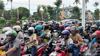 Kondisi lalu lintas menuju Jembatan Suramadu mulai berangsur landai pada sore hari. Meski demikian, petugas tetap bersiaga untuk mengantisipasi lonjakan kendaraan.