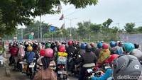 Arus kendaraan roda dua tampak mendominasi puncak mudik di Jembatan Suramadu. Kepadatan terjadi sejak pagi hingga menjelang sore hari.
