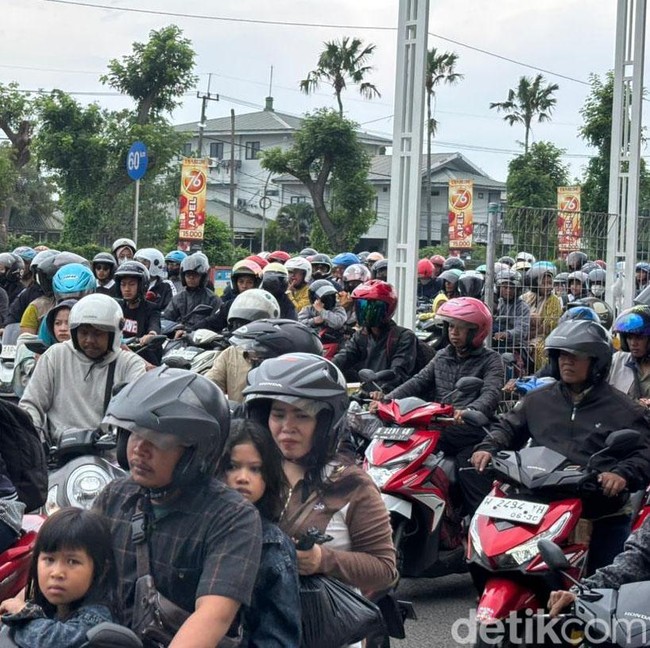 Jalur Menuju Suramadu Padat, Pemudik Motor Mengular Panjang