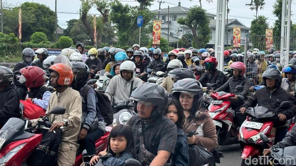 Jalur Menuju Suramadu Padat, Pemudik Motor Mengular Panjang