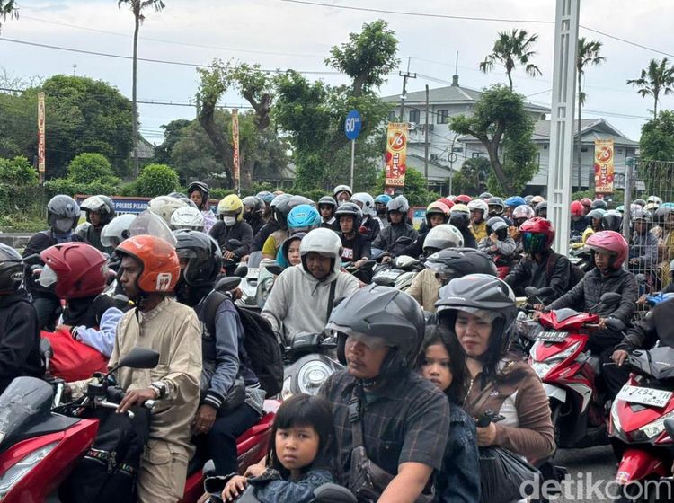 Jalur Menuju Suramadu Padat, Pemudik Motor Mengular Panjang