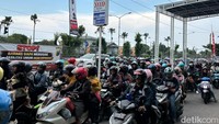 Ribuan pemudik motor memadati akses menuju Jembatan Suramadu di Jalan Kedung Cowek, Surabaya. Kepadatan terjadi sejak siang hari pada puncak arus mudik.